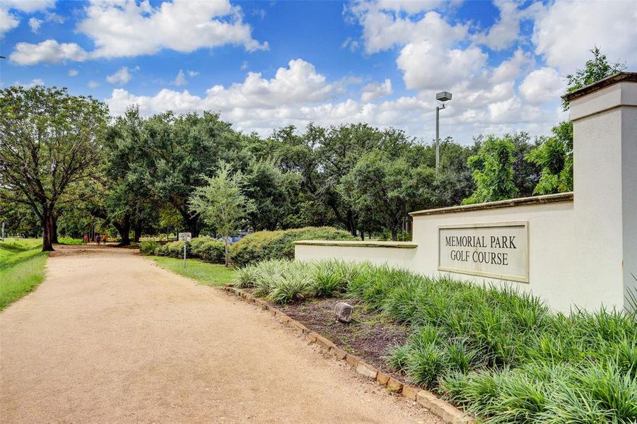 White Oak Station: Located in one of Houston's most desirable neighborhoods. Easy access to all major highways, the community is only minutes from Memorial Park, The Heights, Galleria, Downtown & Washington Corridor & many recreational parks at walking distance.