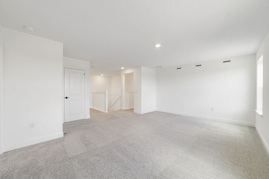 Spacious, unfurnished interior of a new home in Vintner Reserve, Clermont (Image 42).