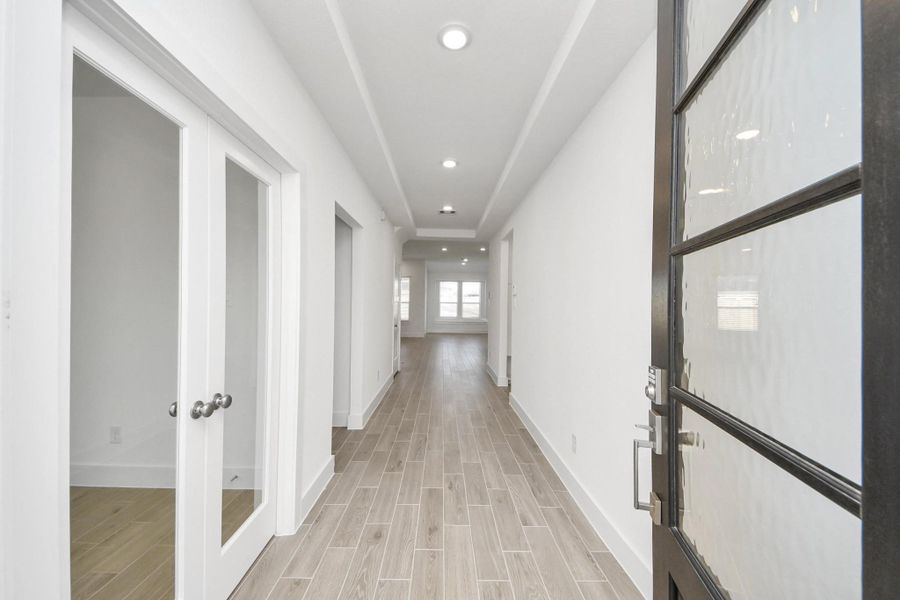 Spacious, unfurnished interior of a new home in Sunterra: Landmark Collection, Katy (Image 18).