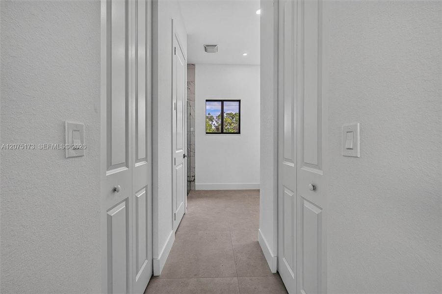Spacious, unfurnished interior of a new home in , Cape Coral (Image 19).