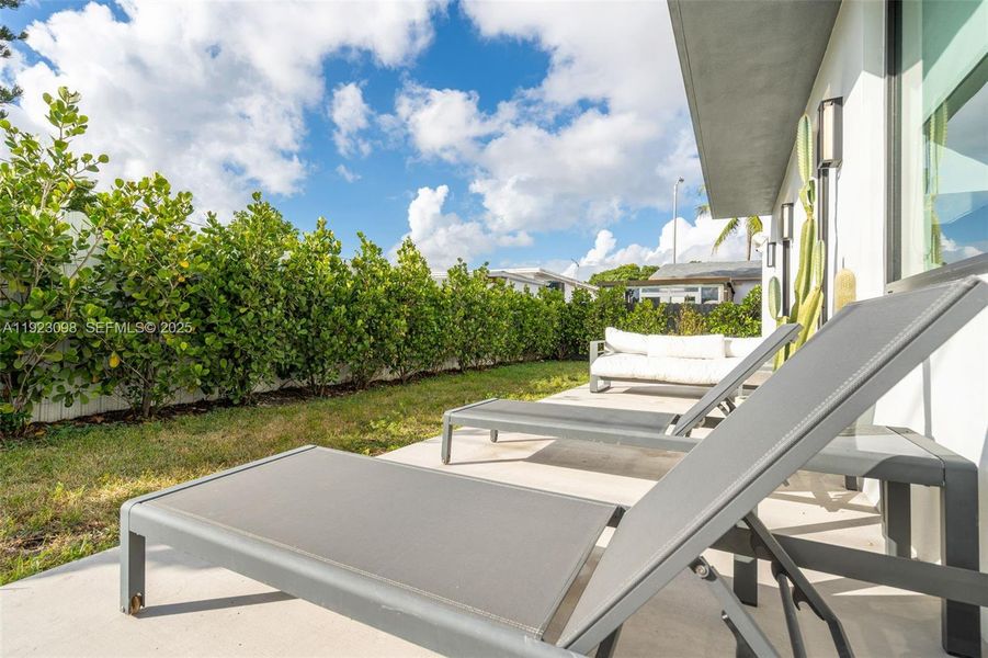 Exterior details and patio area of a home in , Hialeah (Image 22).