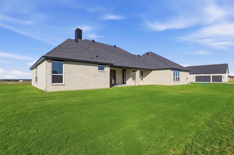 Exterior details and patio area of a home in Aledo Heights - Aledo ISD, Aledo (Image 21).