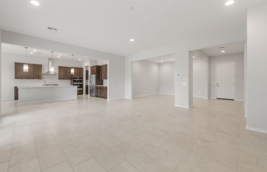 Spacious, unfurnished interior of a new home in Sun City Anthem at Merrill Ranch, Florence (Image 18).
