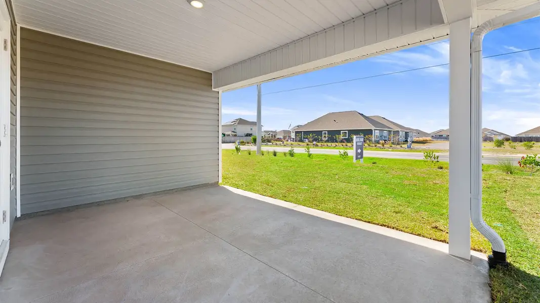 Exterior details and patio area of a home in Titus Park, Panama City (Image 4).