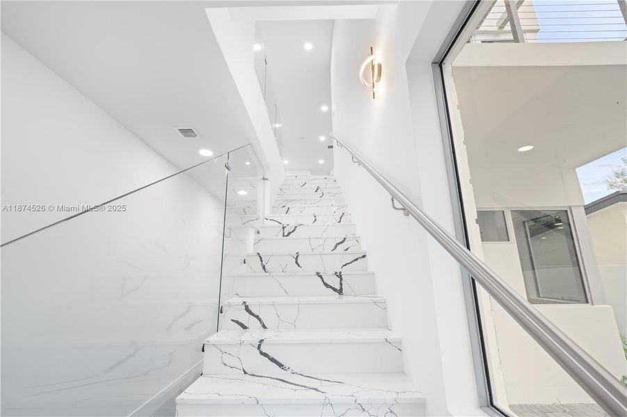 Spacious, unfurnished interior of a new home in , Miami (Image 40).