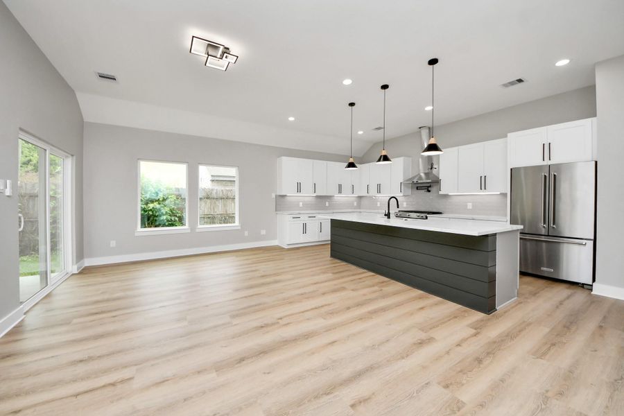 Spacious, unfurnished interior of a new home in , Pasadena (Image 17).