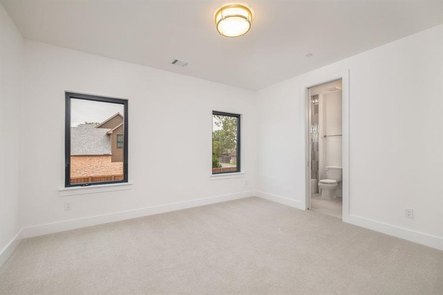 Spacious, unfurnished interior of a new home in Dove Station, Grapevine (Image 21).