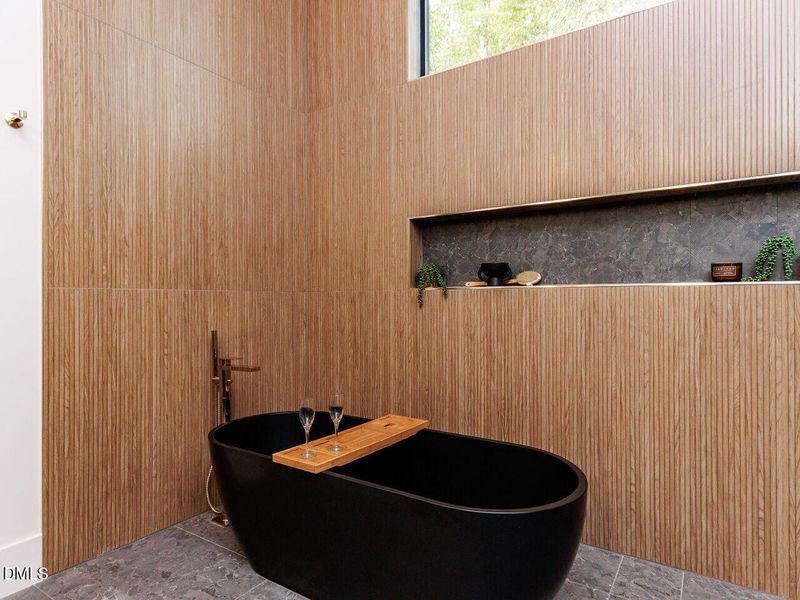 038-1280x960-primary-bathroom