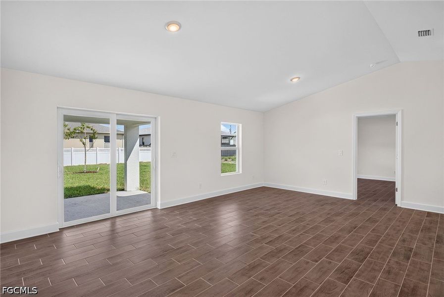 Spacious, unfurnished interior of a new home in Cape Coral, Cape Coral (Image 16).