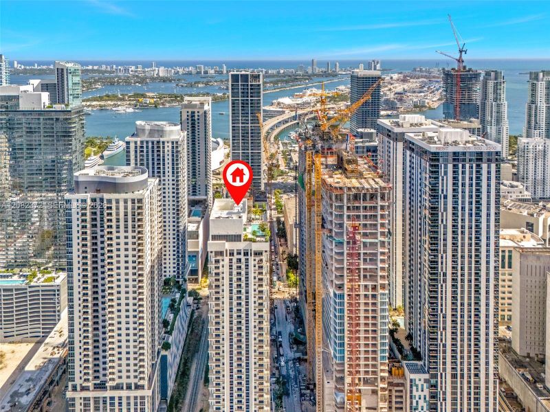 Condo located in Miami, FL showcasing its design and architecture (Image 4).