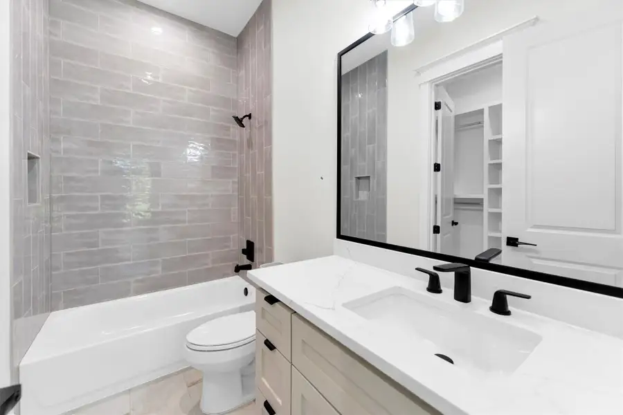 Furnished interior view inside a new home in , Conroe (Image 9).