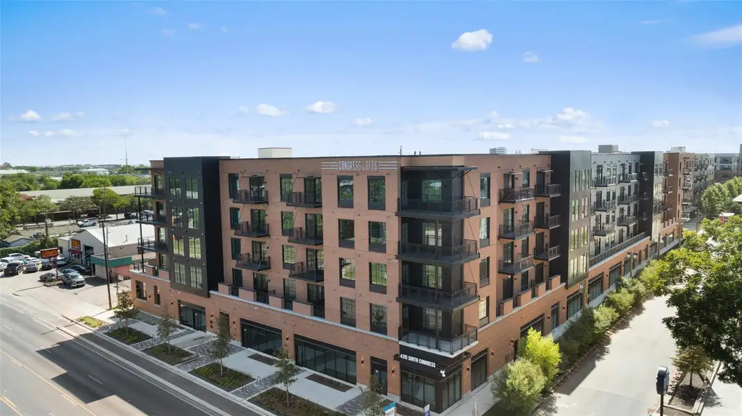 Condo located in Austin, TX showcasing its design and architecture (Image 1).