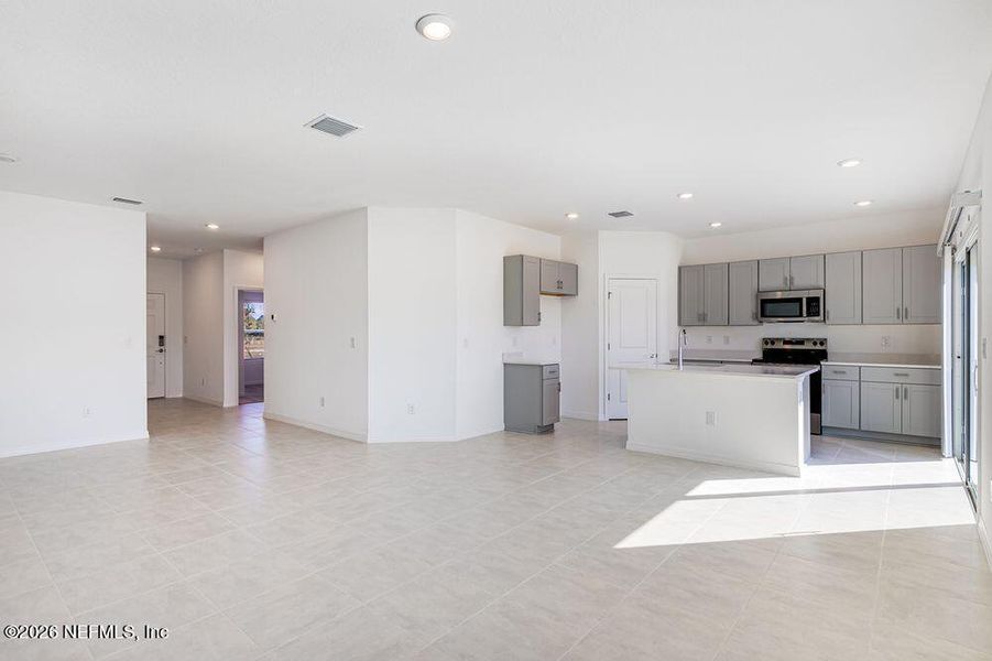 Spacious, unfurnished interior of a new home in Coopers Meadow, Jacksonville (Image 10).