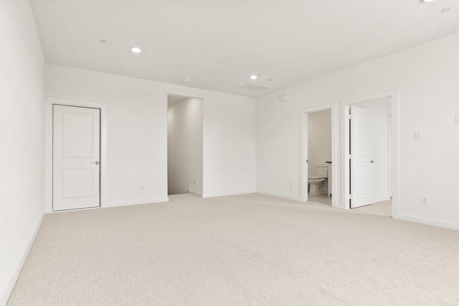 Spacious, unfurnished interior of a new home in Cottonwood Creek, Rowlett (Image 37).