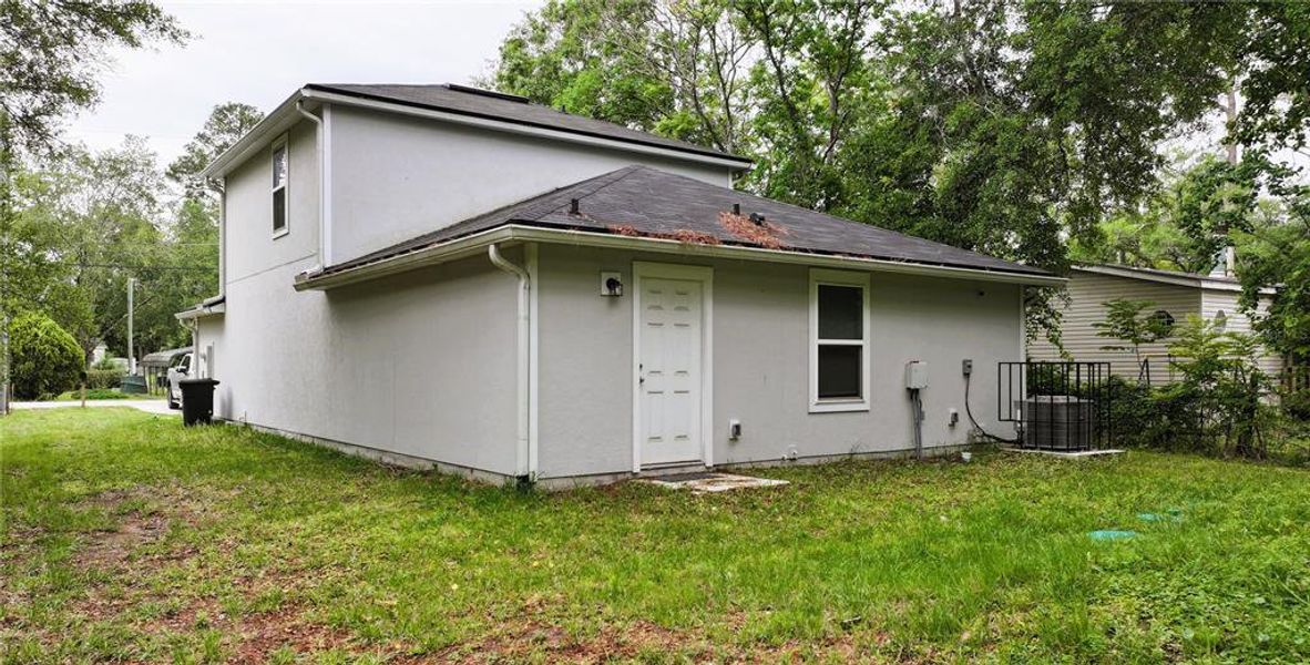Exterior details and patio area of a home in , Jacksonville (Image 25).