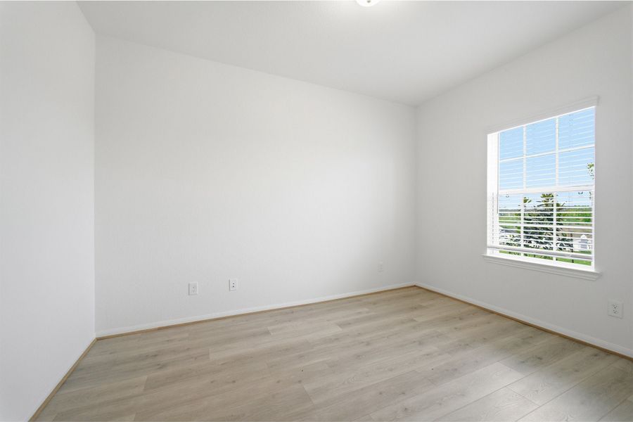 Spacious, unfurnished interior of a new home in Ashland, Texas City (Image 52).