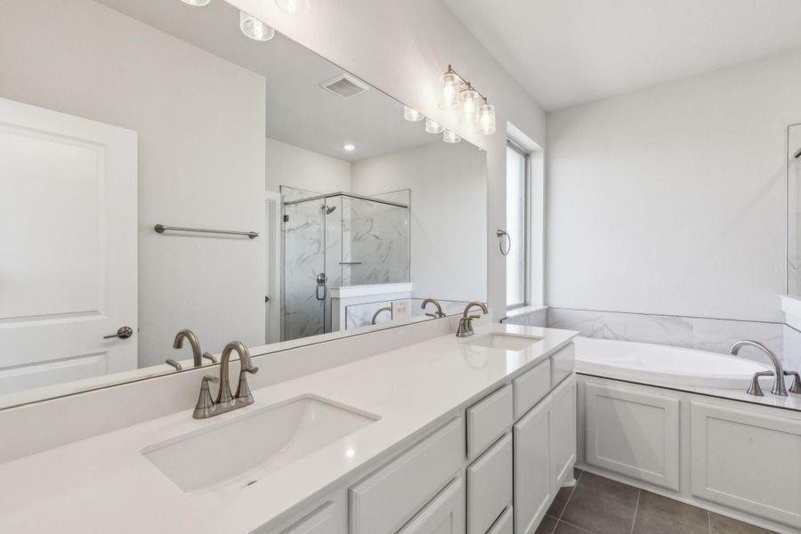 Representative furnished interior of a home built from the Yukon by Centre Living Homes in Lakeway Estates, Waxahachie (Image 11).