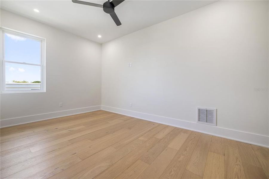 Spacious, unfurnished interior of a new home in , Tampa (Image 24).