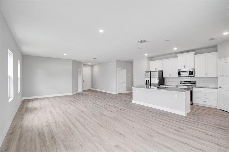 Spacious, unfurnished interior of a new home in , Ocala (Image 27).