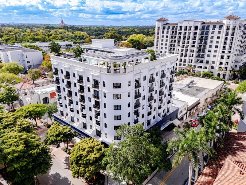 Condo located in Coral Gables, FL showcasing its design and architecture (Image 3).