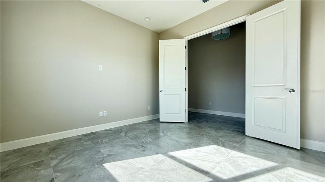Spacious, unfurnished interior of a new home in Valencia Ridge, Wesley Chapel (Image 30).