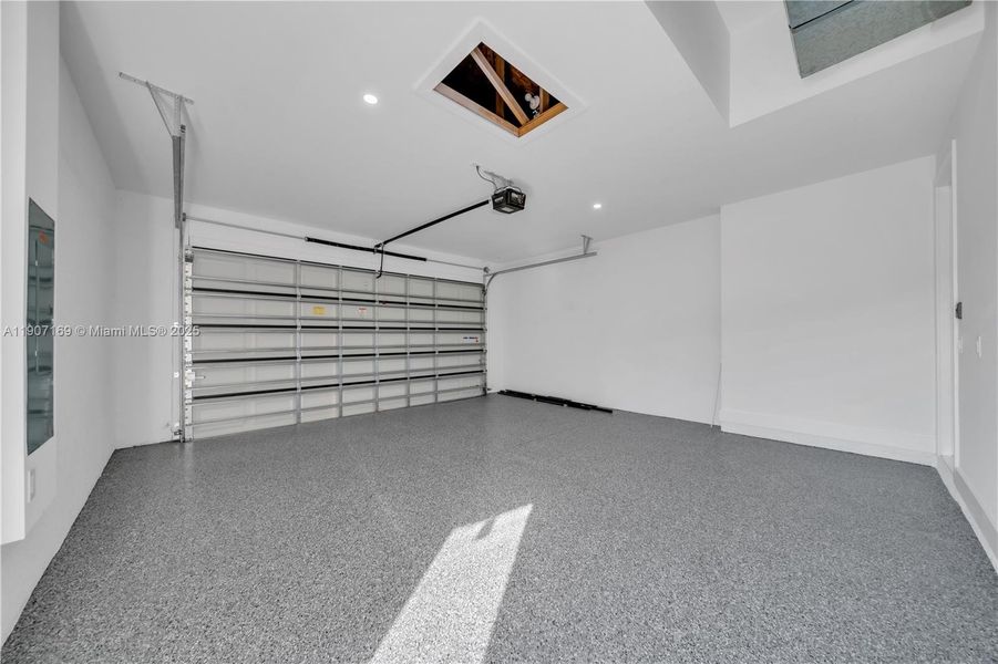 Spacious, unfurnished interior of a new home in , Cape Coral (Image 14).