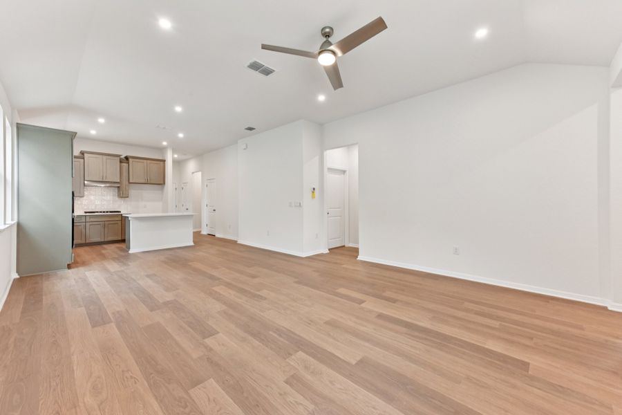 Spacious, unfurnished interior of a new home in Sage Hollow, Kyle (Image 11).