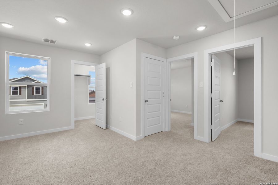 Spacious, unfurnished interior of a new home in Hacienda, San Antonio (Image 27).