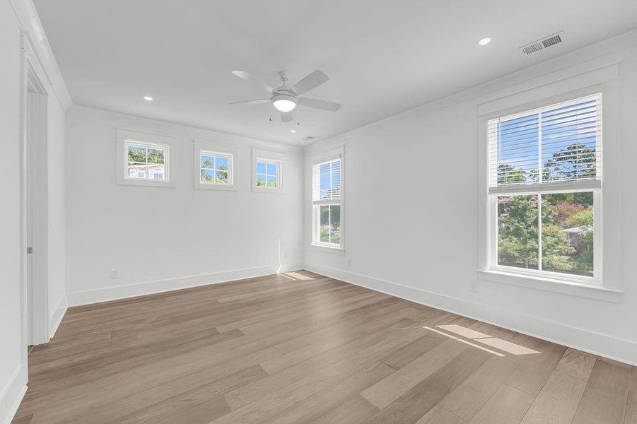 Spacious, unfurnished interior of a new home in Central Park, Charleston (Image 16).