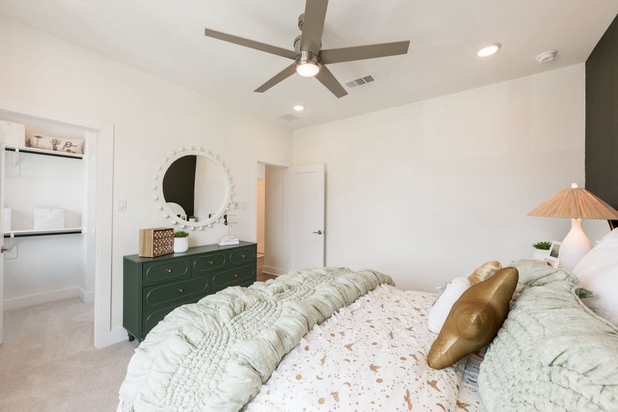 Representative furnished interior of a home built from the Fulbright by Tri Pointe Homes in Sienna 60’, Missouri City (Image 41).