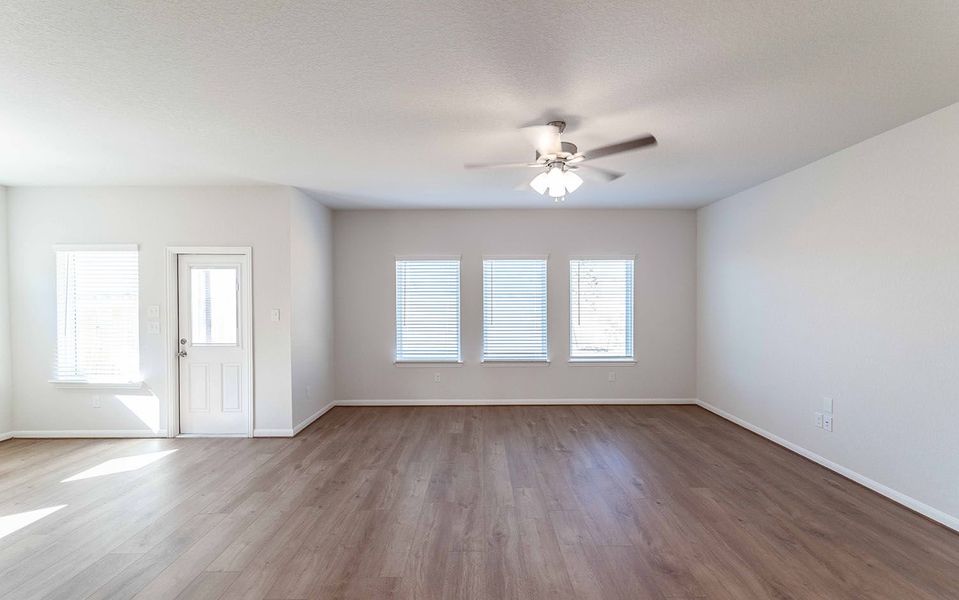 Spacious, unfurnished interior of a new home in Hennersby Hollow, San Antonio (Image 13).