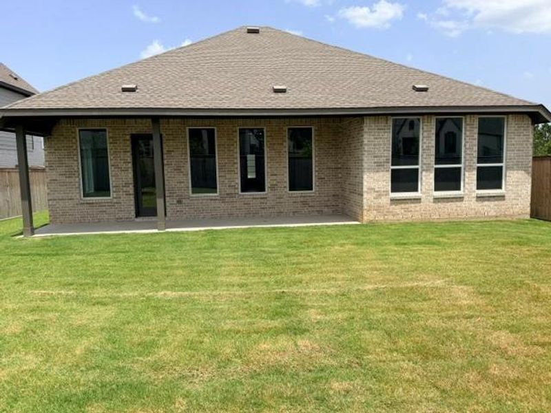 Exterior details and patio area of a home in Kresston, Montgomery (Image 2).