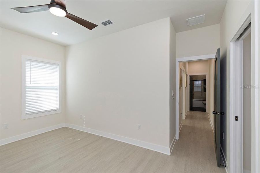 Spacious, unfurnished interior of a new home in , Tampa (Image 35).