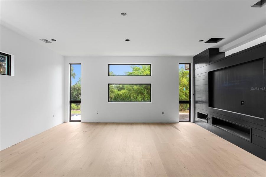 Spacious, unfurnished interior of a new home in , Tampa (Image 12).