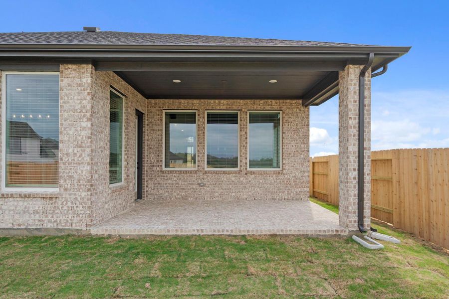 Exterior details and patio area of a home in Briarley, Montgomery (Image 4).