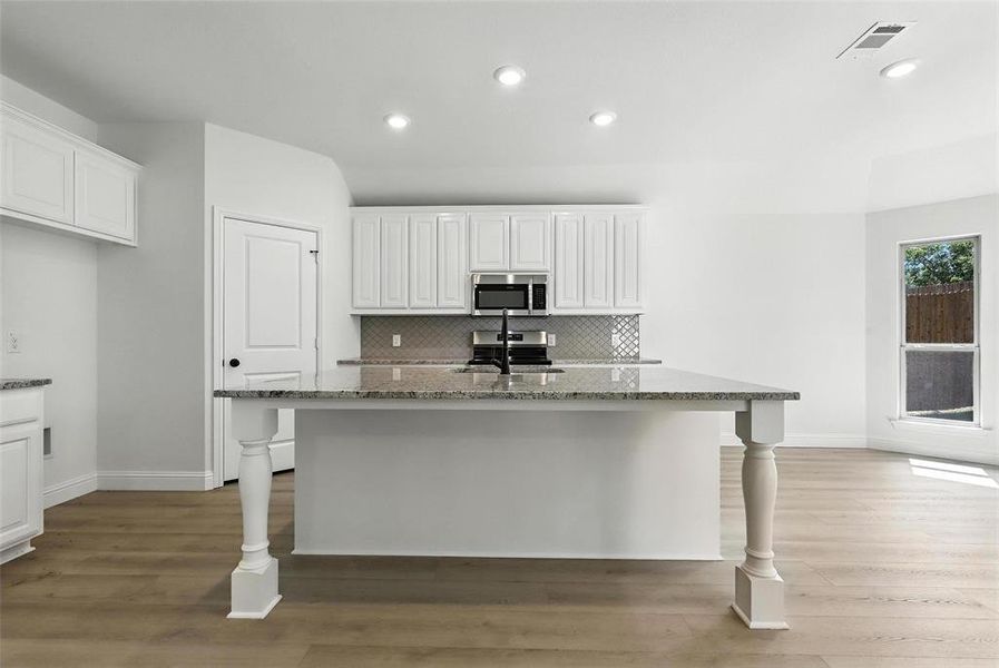 Furnished interior view inside a new home in Trail Creek, Cleburne (Image 11).