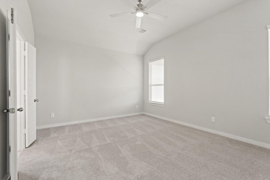 Spacious, unfurnished interior of a new home in Briarwood Crossing, Rosenberg (Image 11).
