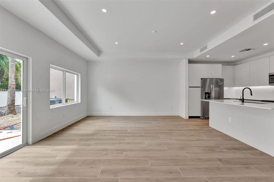 Spacious, unfurnished interior of a new home in , Coral Springs (Image 11).