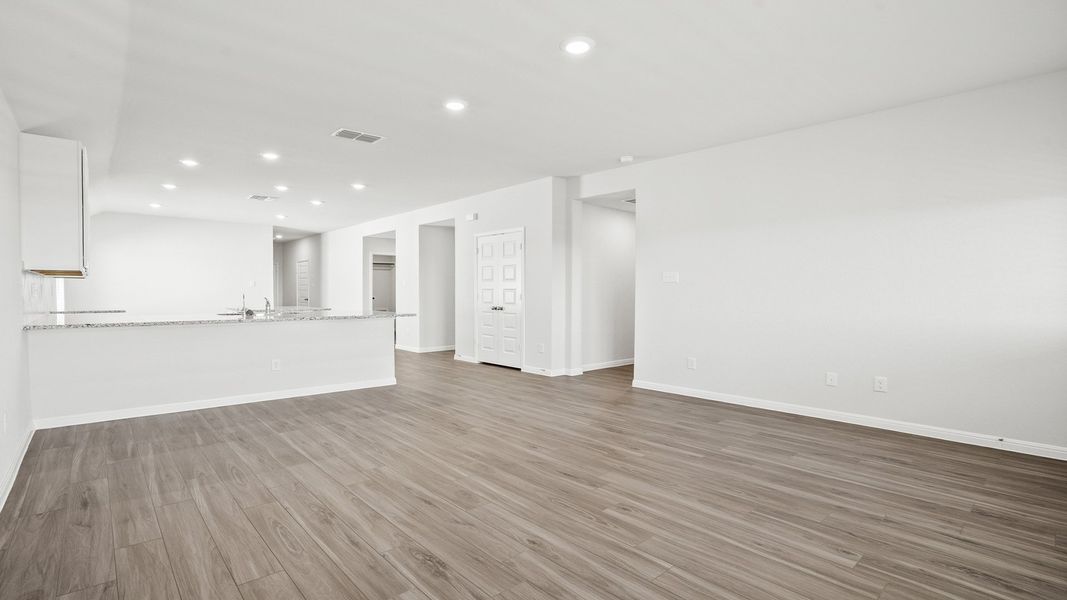 Spacious, unfurnished interior of a new home in Hunters Ranch, San Antonio (Image 20).