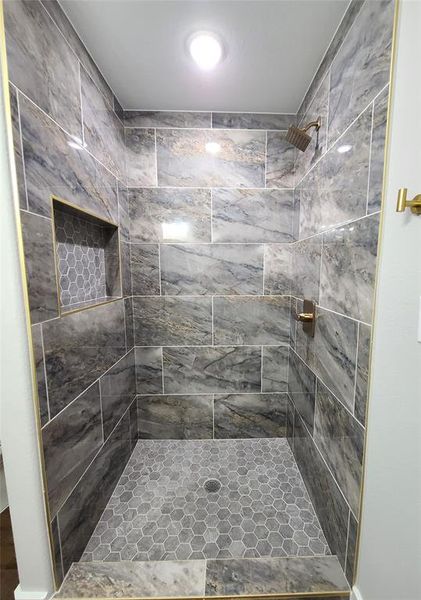 Bathroom featuring tiled shower