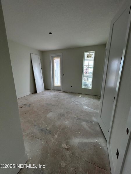 Spacious, unfurnished interior of a new home in Seven Pines, Jacksonville (Image 8).