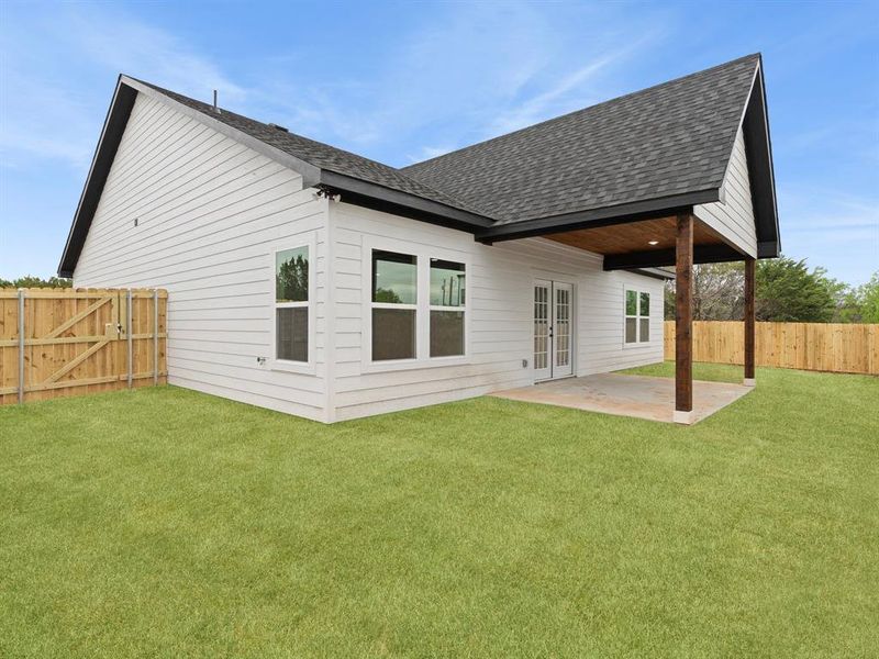 Exterior details and patio area of a home in , Granbury (Image 4).