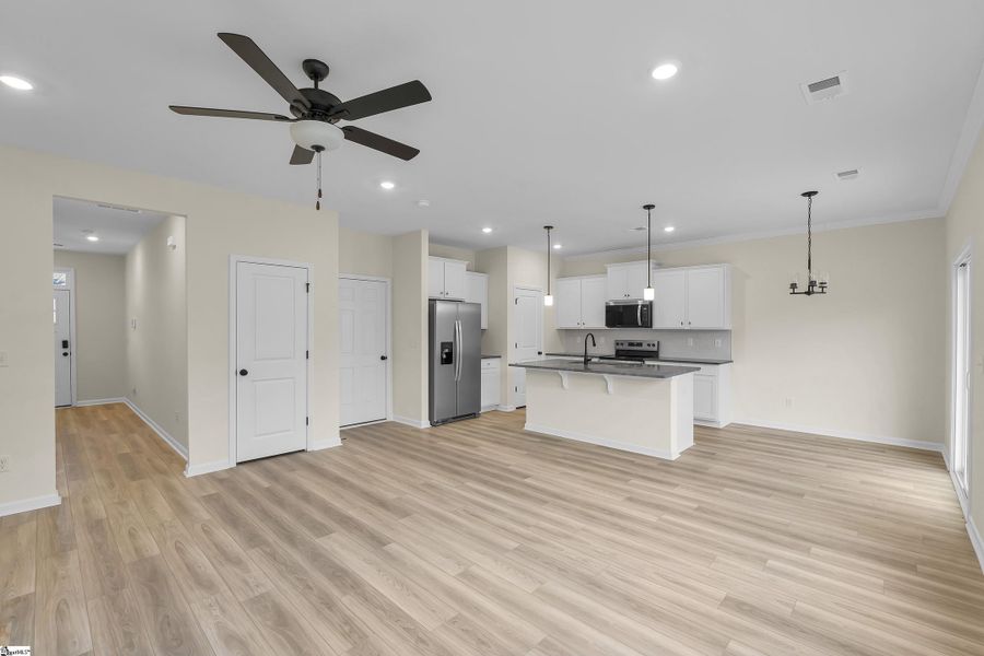 Spacious, unfurnished interior of a new home in Sedona, Greenville (Image 16).