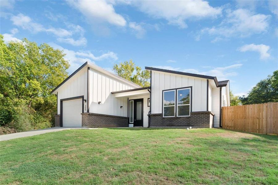 Exterior details and patio area of a home in , Sulphur Springs (Image 4).