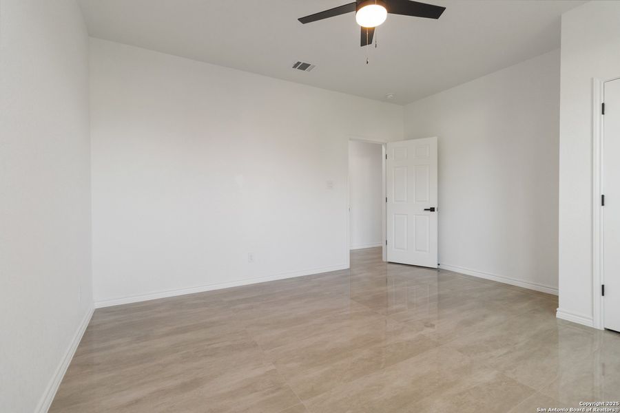 Spacious, unfurnished interior of a new home in , San Antonio (Image 28).