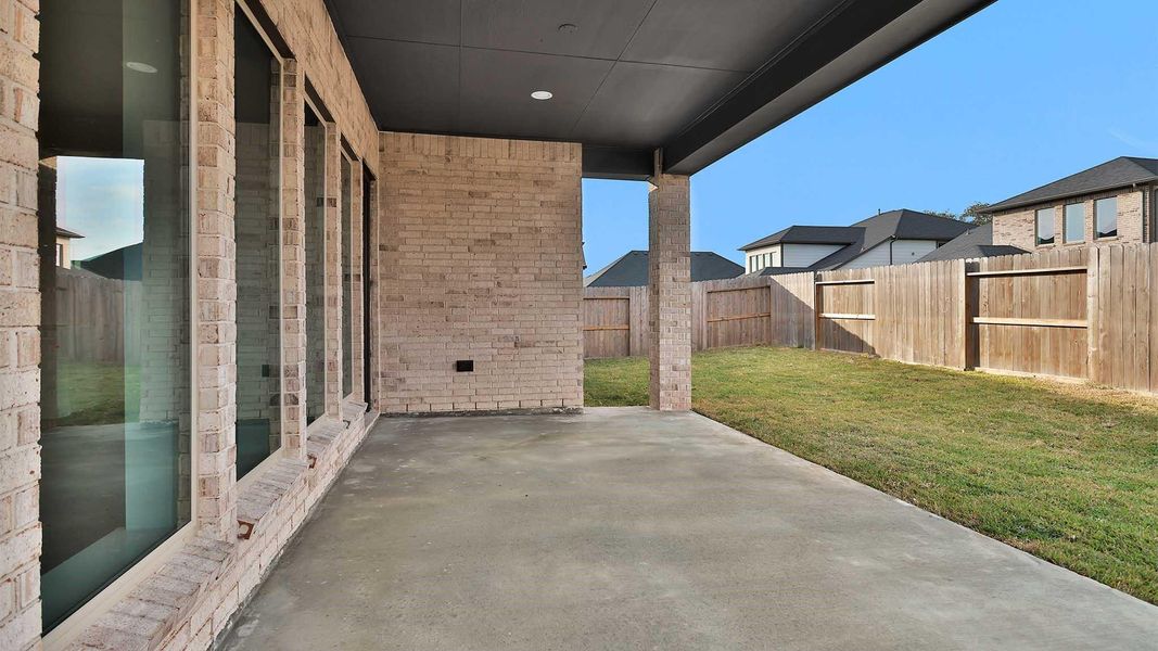 Exterior details and patio area of a home in Sienna, Missouri City (Image 3).