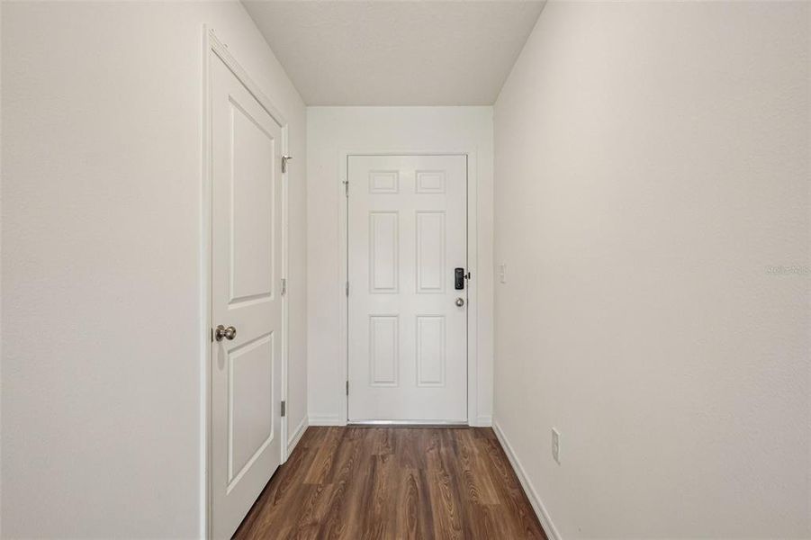 Spacious, unfurnished interior of a new home in Eagle Hammock, Eagle Lake (Image 10).