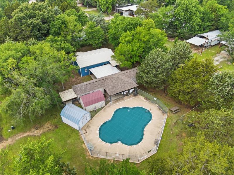 Community amenities in , Yantis (Image 17).
