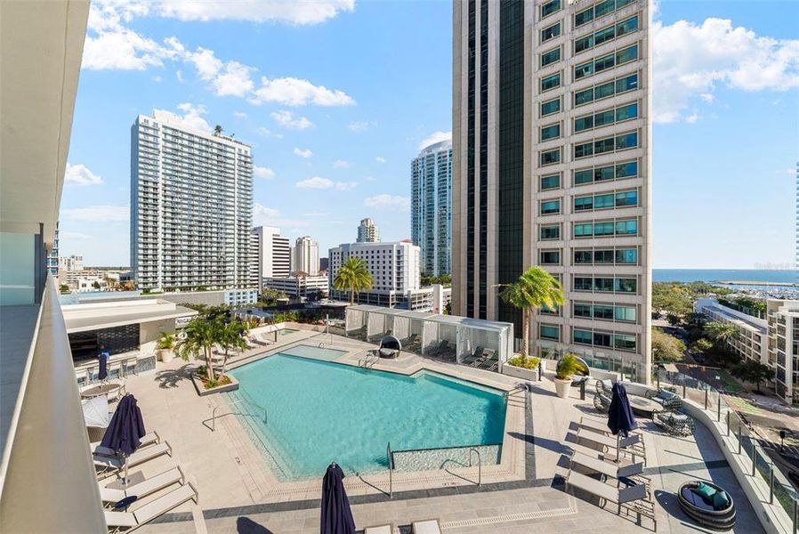 Condo located in St. Petersburg, FL showcasing its design and architecture (Image 19).