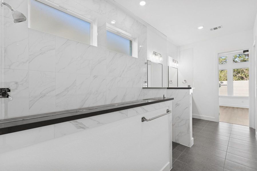 Owner's Bathroom Owner's Bathroom